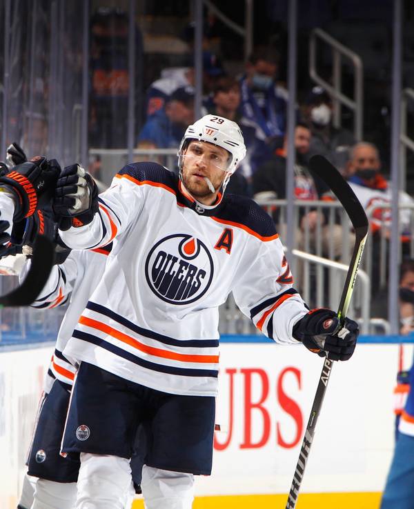 Leon Draisaitl lässt sich nach seinem Tor feiern.