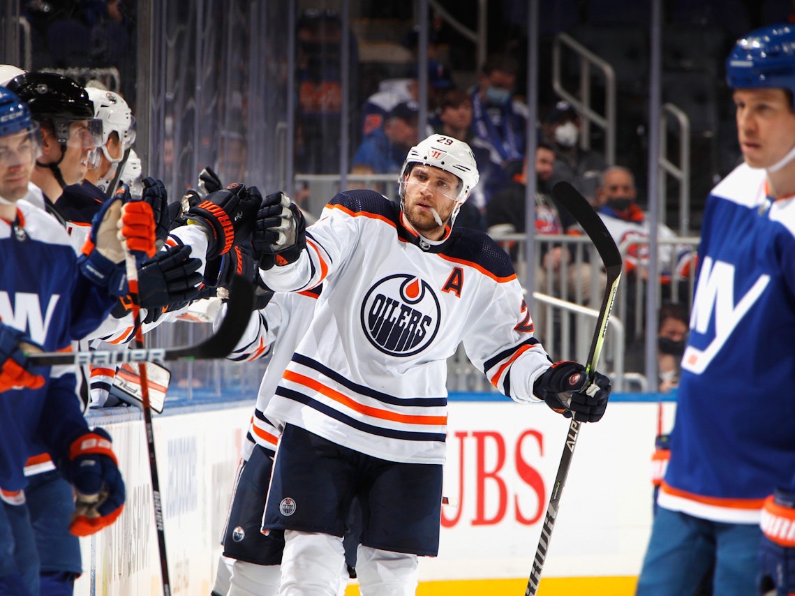 Leon Draisaitl lässt sich nach seinem Tor feiern.