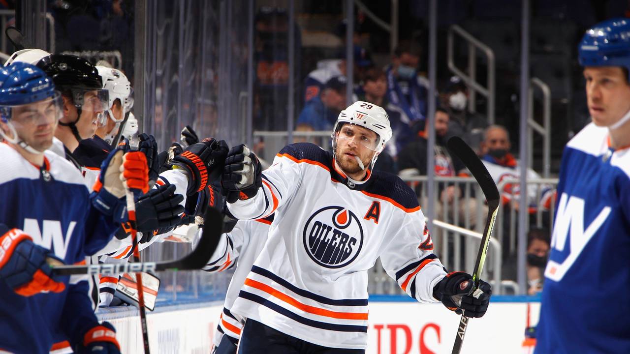 Leon Draisaitl lässt sich nach seinem Tor feiern.