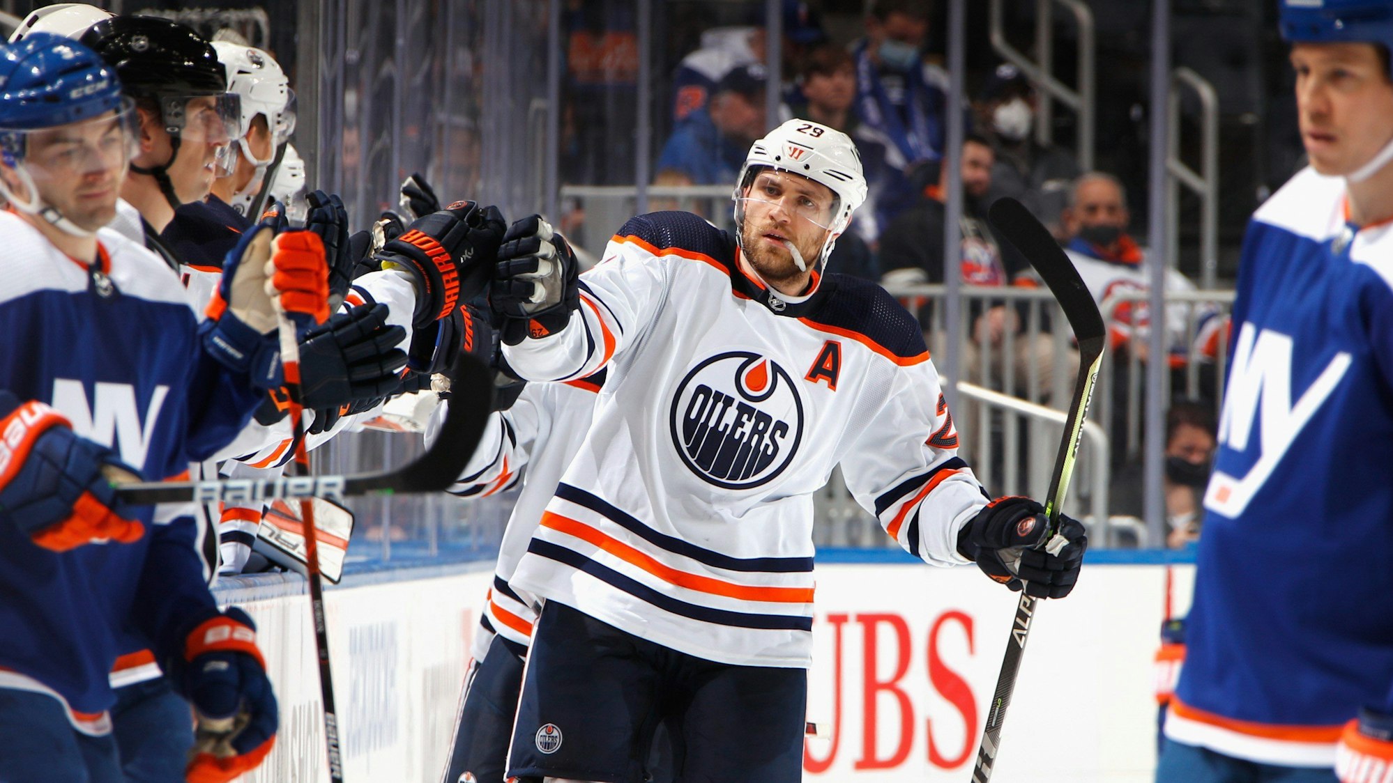 Leon Draisaitl lässt sich nach seinem Tor feiern.