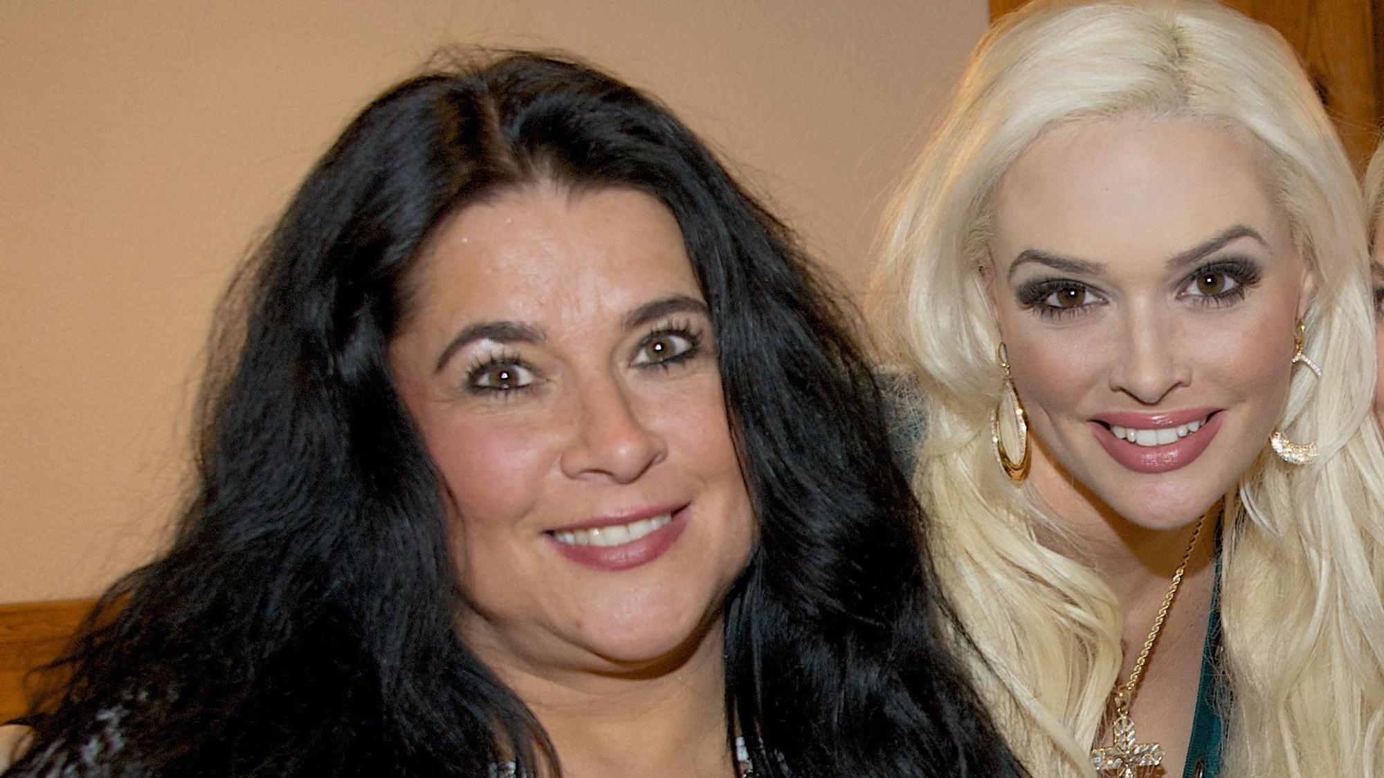 Daniela Katzenberger und ihre Mutter Iris lächeln nach der Taufe von Katzenbergers Tochter.