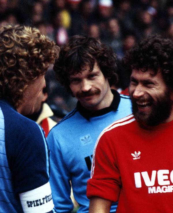 Harald Schumacher (Köln, li., Torhüter und Kapitän) im Gespräch mit Keeper Manfred Müller und Paul Breitner (re., beide Bayern)