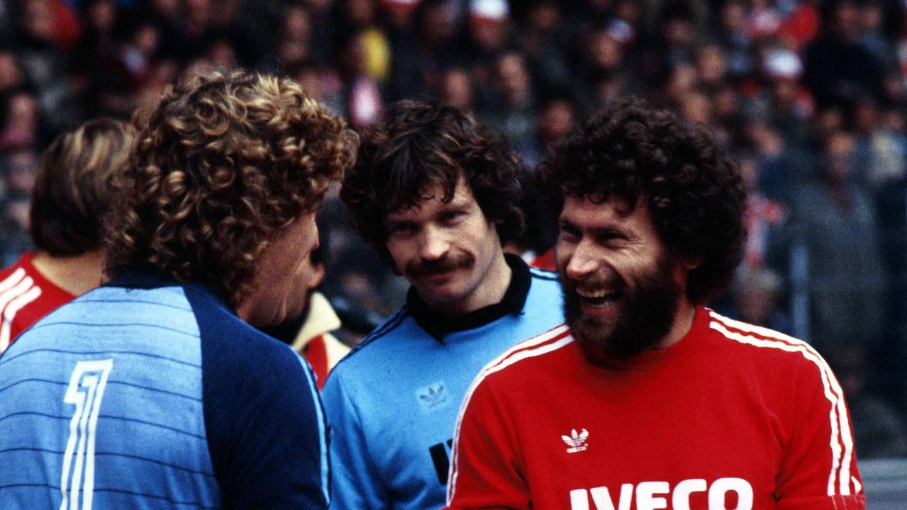 Harald Schumacher (Köln, li., Torhüter und Kapitän) im Gespräch mit Keeper Manfred Müller und Paul Breitner (re., beide Bayern)