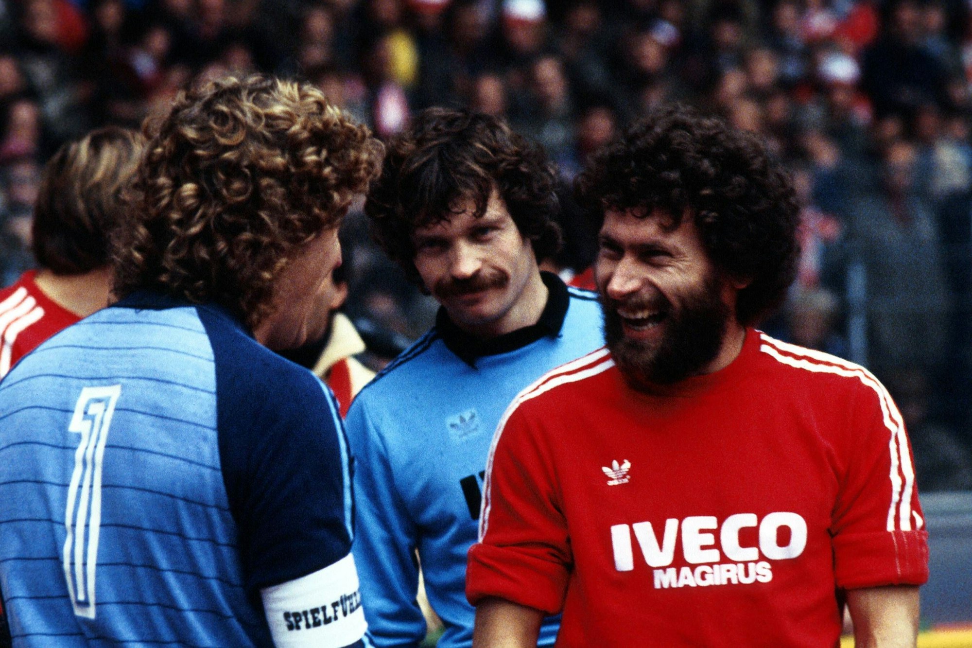 Harald Schumacher (Köln, li., Torhüter und Kapitän) im Gespräch mit Keeper Manfred Müller und Paul Breitner (re., beide Bayern)