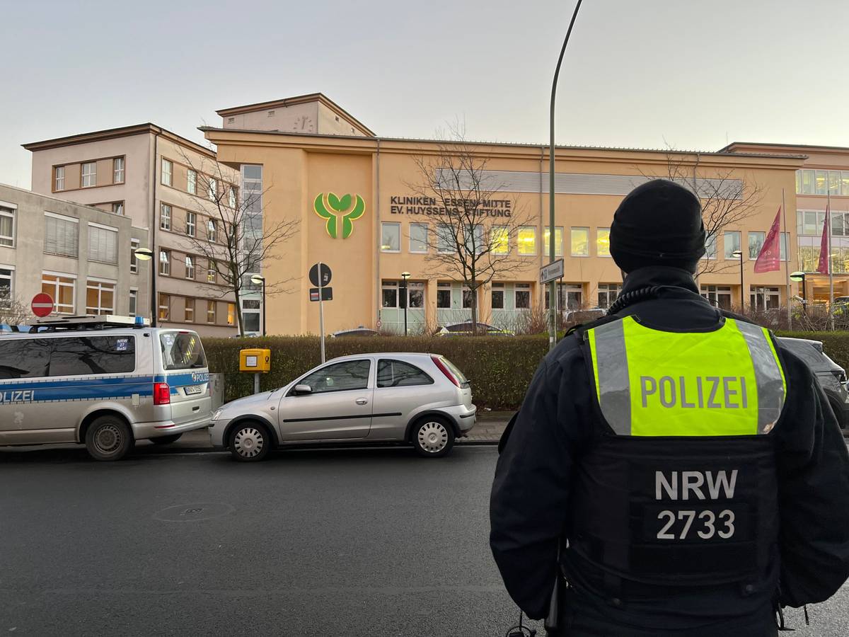Ein Polizist steht vor dem Klinikum Essen Mitte. Ein Untersuchungshäftling war bei dem Krankenhausbesuch geflohen.