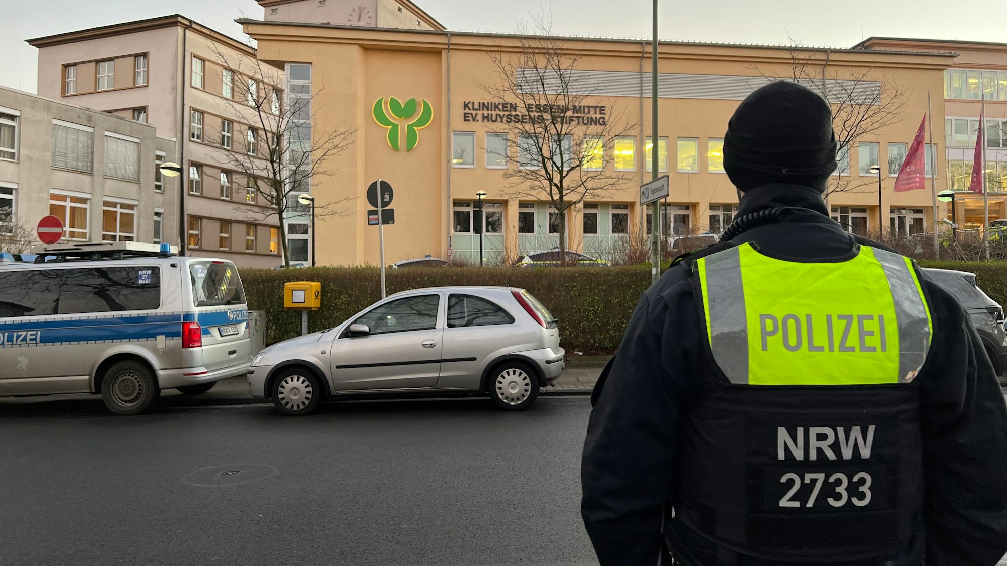 Ein Polizist steht vor dem Klinikum Essen Mitte. Ein Untersuchungshäftling war bei dem Krankenhausbesuch geflohen.