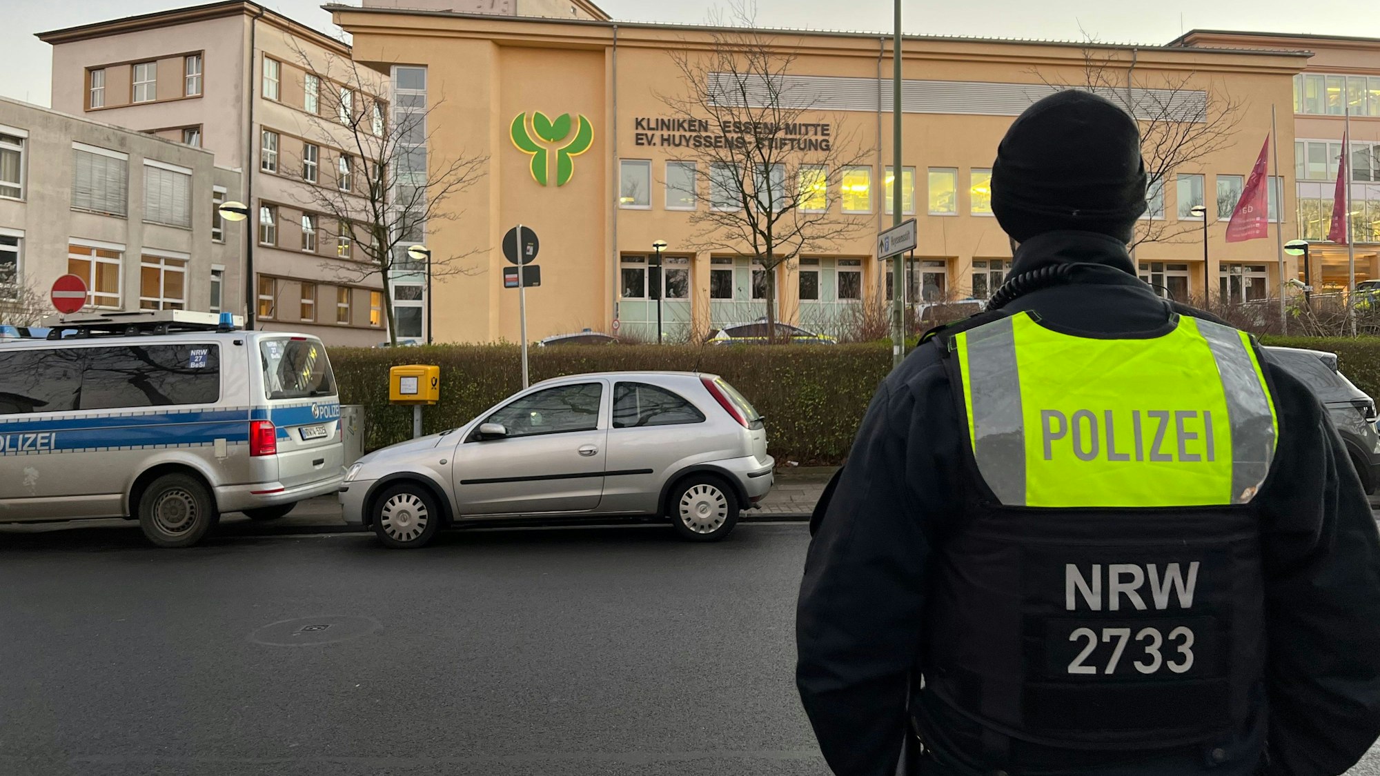 Ein Polizist steht vor dem Klinikum Essen Mitte. Ein Untersuchungshäftling war bei dem Krankenhausbesuch geflohen.