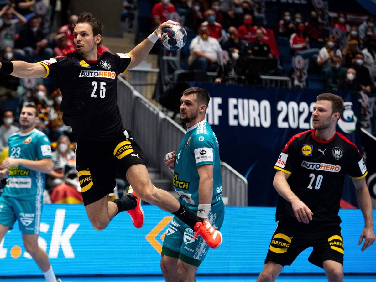 Handball-EM: Kai Häfner beim Sprungwurf gegen Belarus.