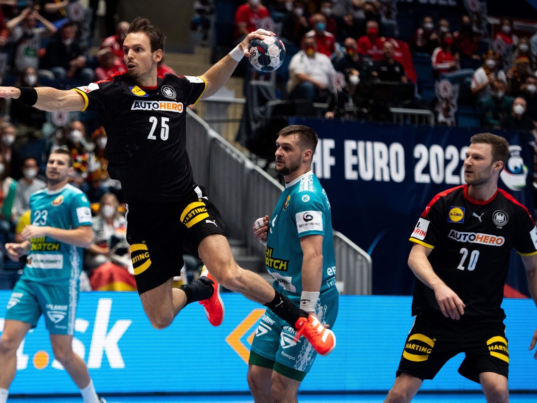Handball-EM: Kai Häfner beim Sprungwurf gegen Belarus.