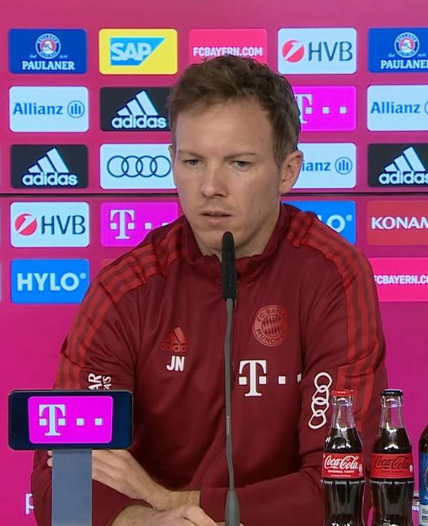 Coach Julian Nagelsmann sitzt auf dem Podium bei der Pressekonferenz