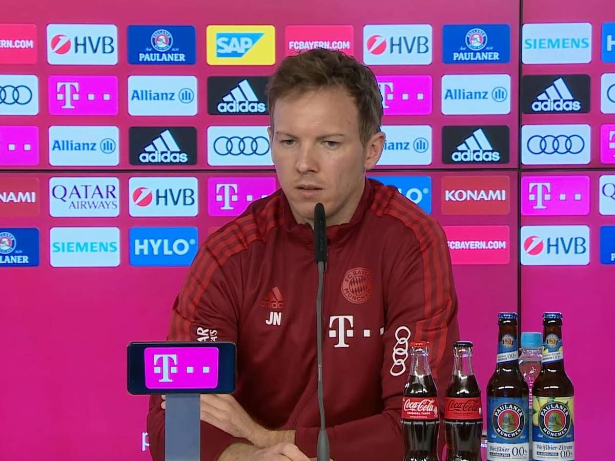 Coach Julian Nagelsmann sitzt auf dem Podium bei der Pressekonferenz