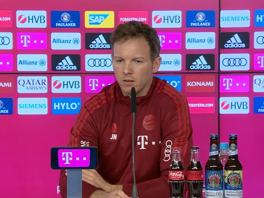 Coach Julian Nagelsmann sitzt auf dem Podium bei der Pressekonferenz