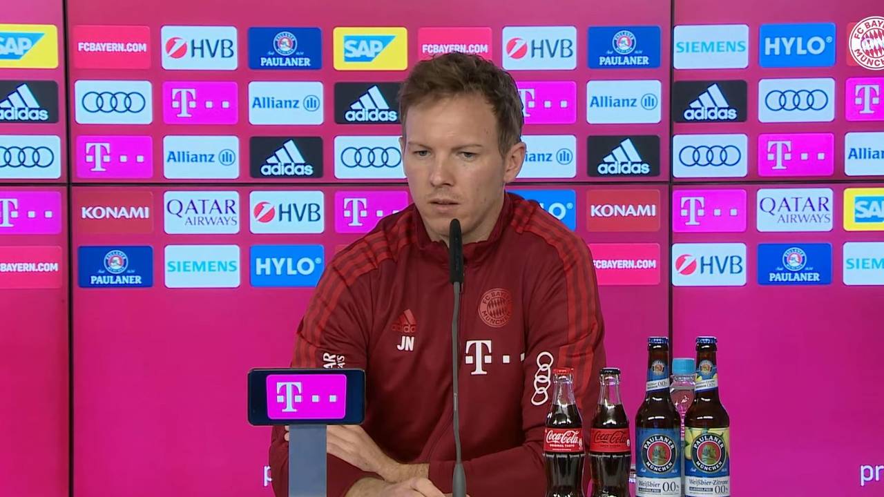 Coach Julian Nagelsmann sitzt auf dem Podium bei der Pressekonferenz