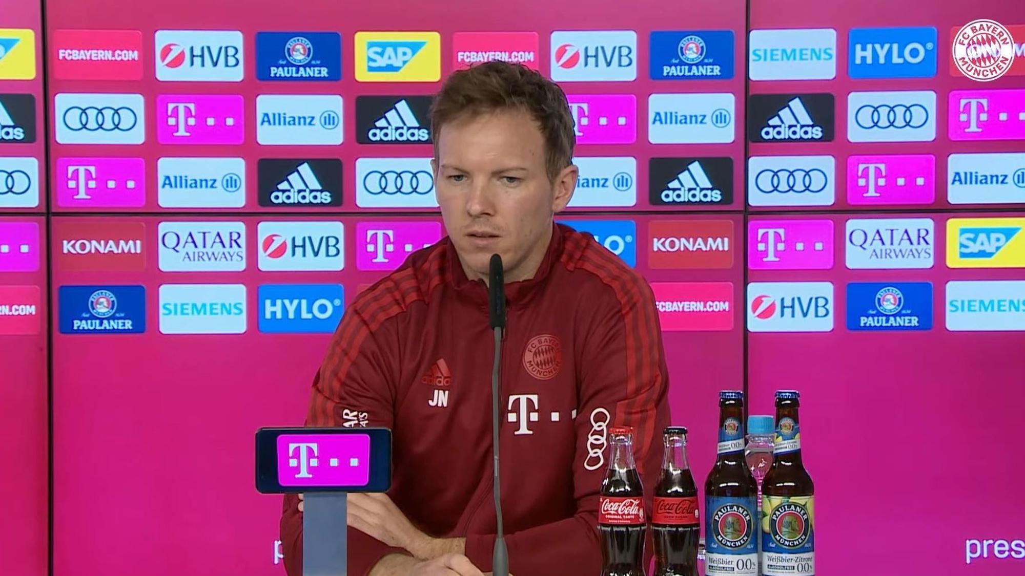 Coach Julian Nagelsmann sitzt auf dem Podium bei der Pressekonferenz