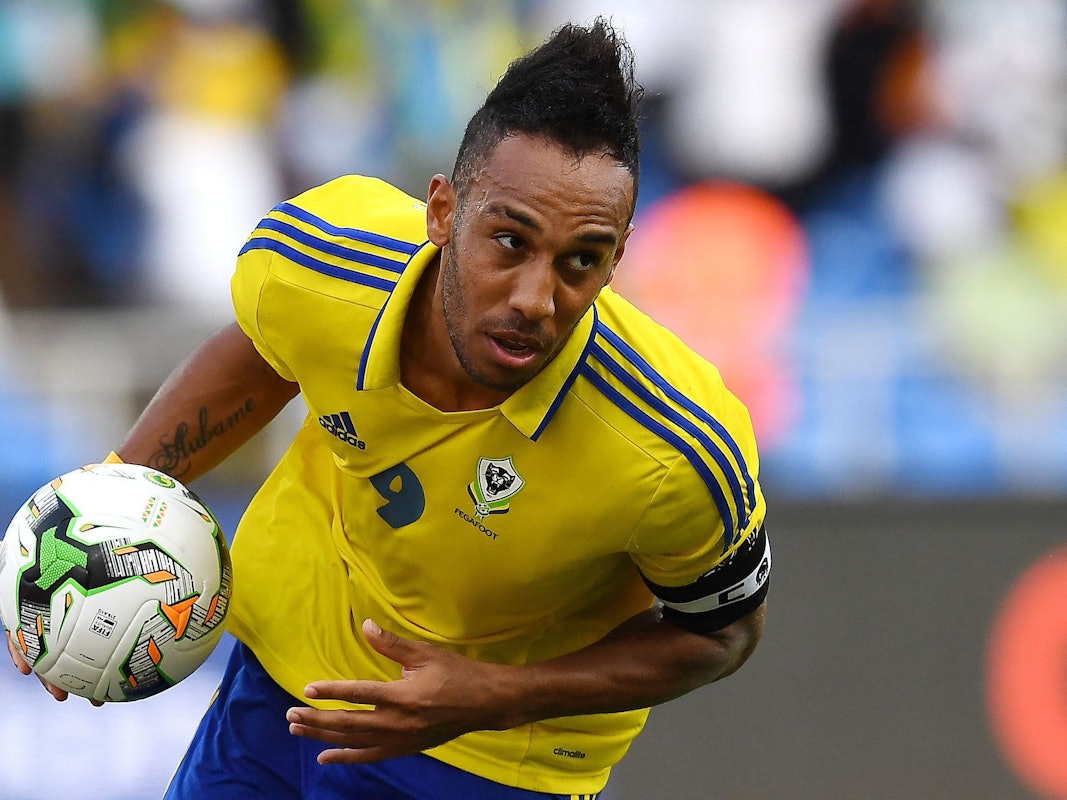 Pierre-Emerick Aubameyang läuft mit dem Ball unterm Arm über den Platz.