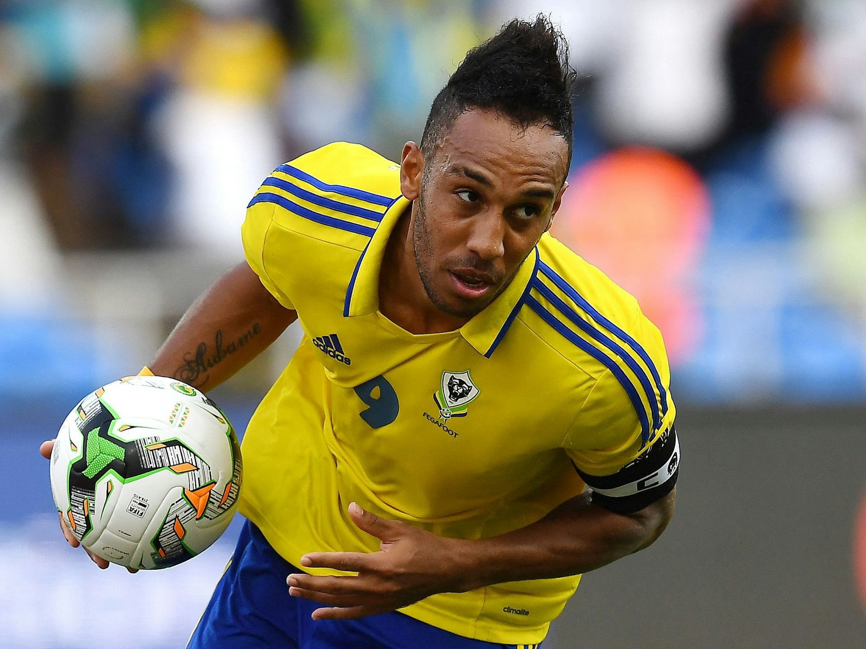 Pierre-Emerick Aubameyang läuft mit dem Ball unterm Arm über den Platz.