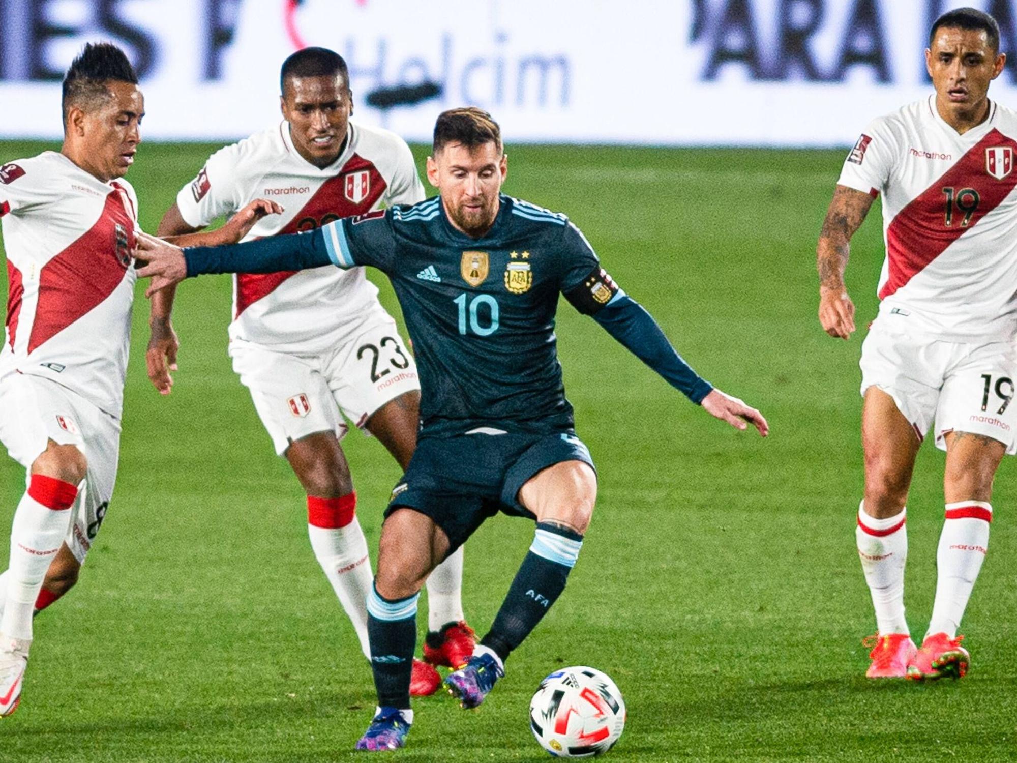 Messi führt den Ball am Fuß. Drei Peruaner versuchen ohne Erfolg, ihm den Ball abzujagen.
