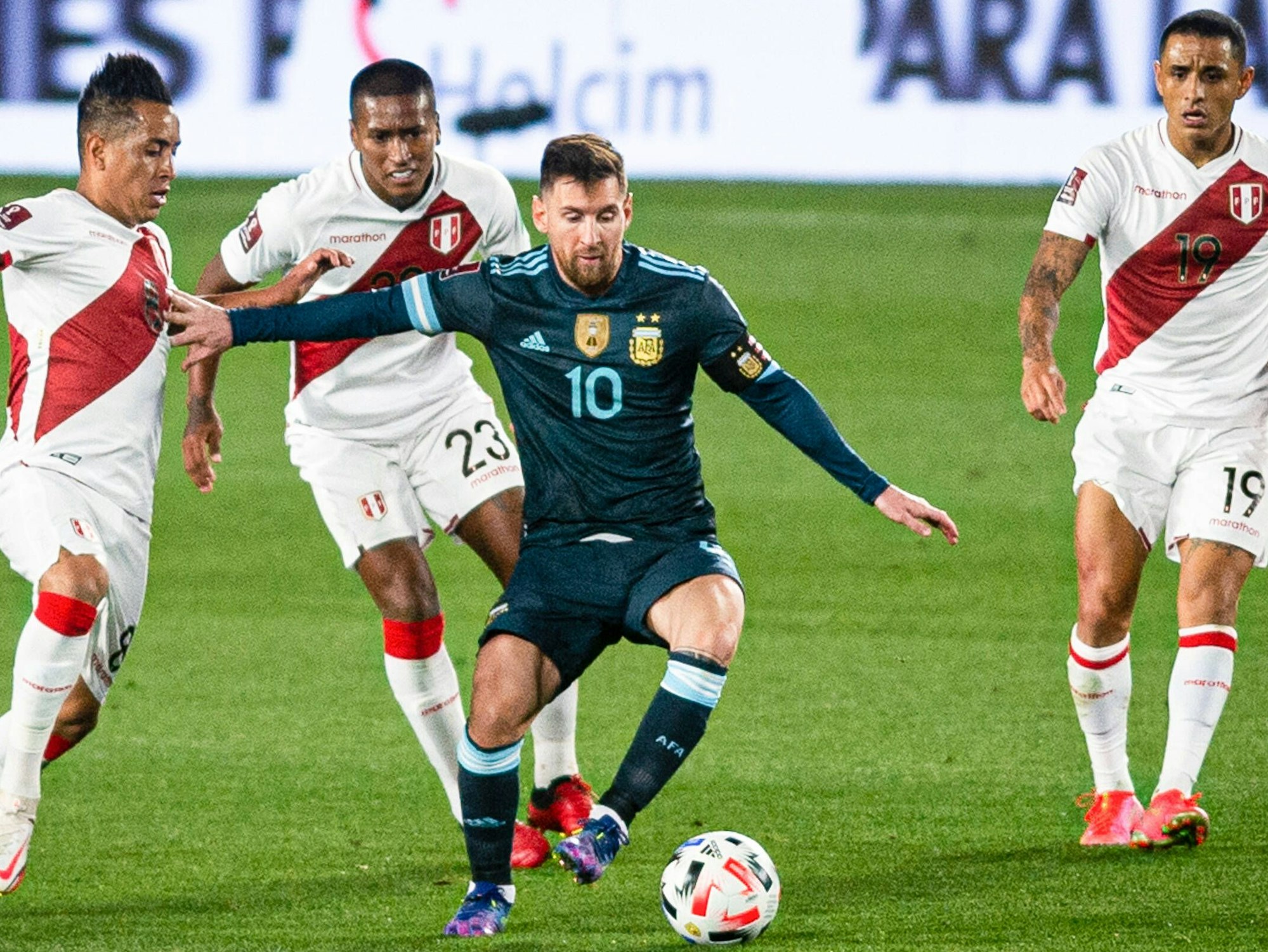 Messi führt den Ball am Fuß. Drei Peruaner versuchen ohne Erfolg, ihm den Ball abzujagen.