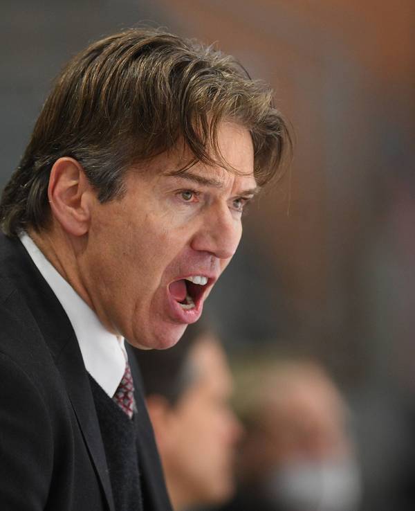 Uwe Krupp, Cheftrainer Kölner Haie, brüllt hinter der Bande.