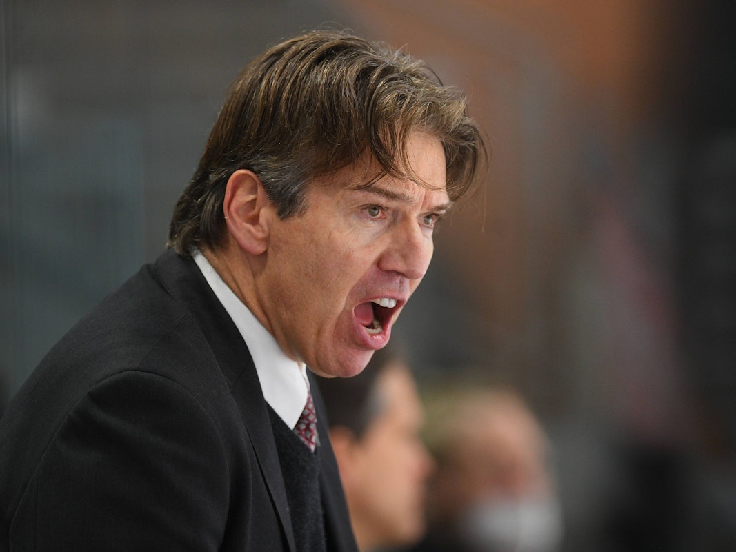 Uwe Krupp, Coach der Kölner Haie, brüllt.