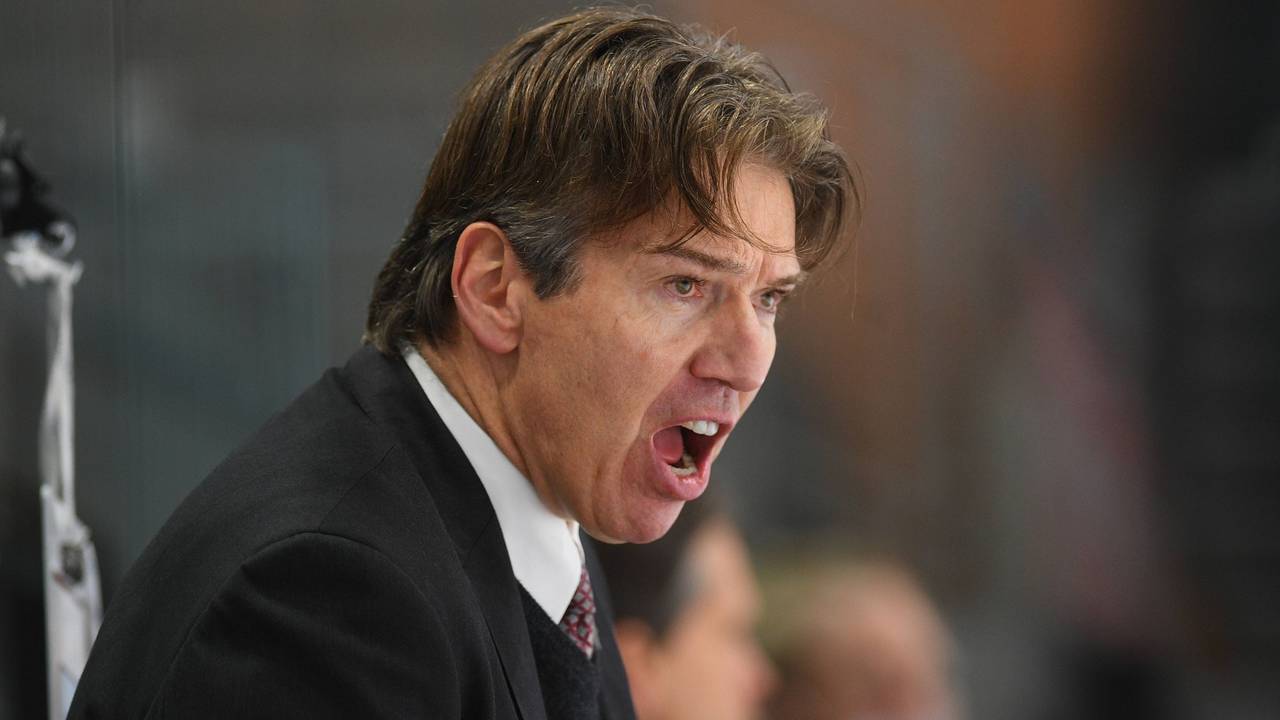 Uwe Krupp, Cheftrainer Kölner Haie, brüllt hinter der Bande.