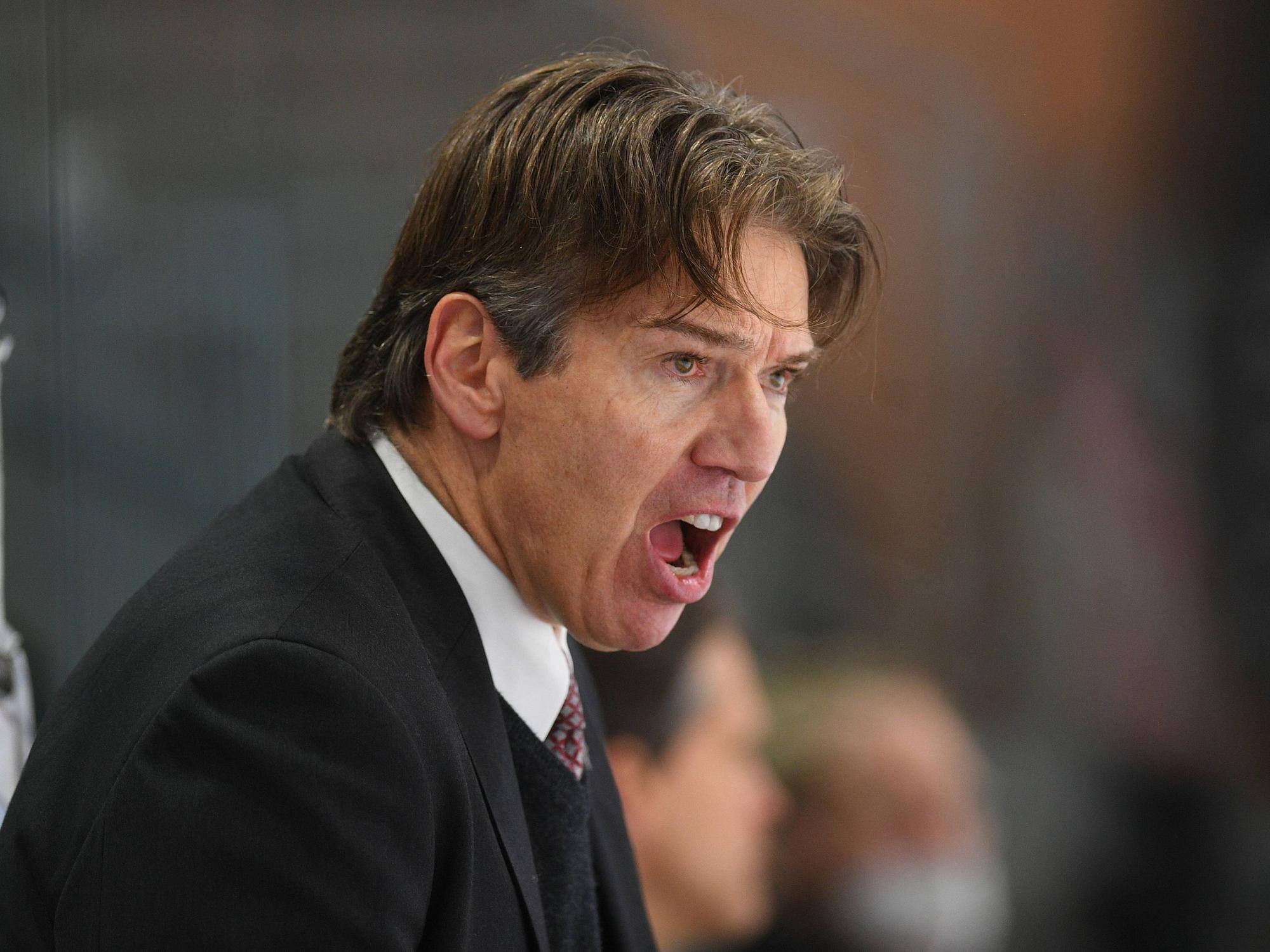 Uwe Krupp, Cheftrainer Kölner Haie, brüllt hinter der Bande.