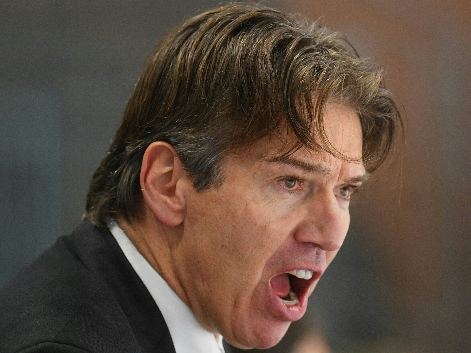 Uwe Krupp gibt lautstark Anweisungen.