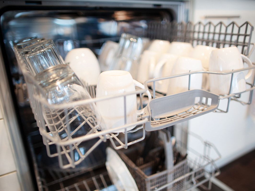 Was gehört in den Geschirrspüler und was sollten Sie besser mit der Hand spülen – vier Tipps im Video...