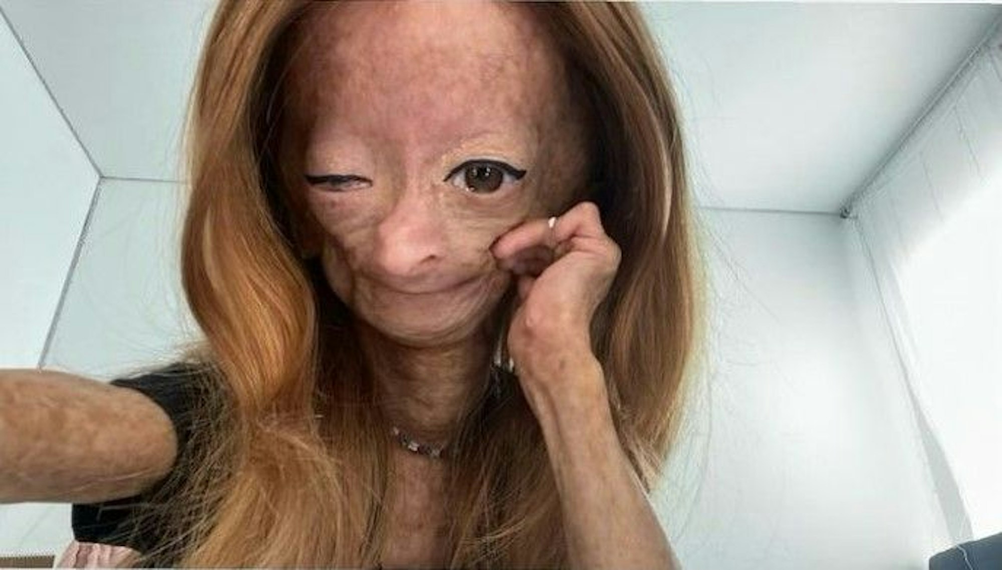 Selfie von Adalia Rose Williams, Screenshot eines Instagram-Posts von Dezember 2021