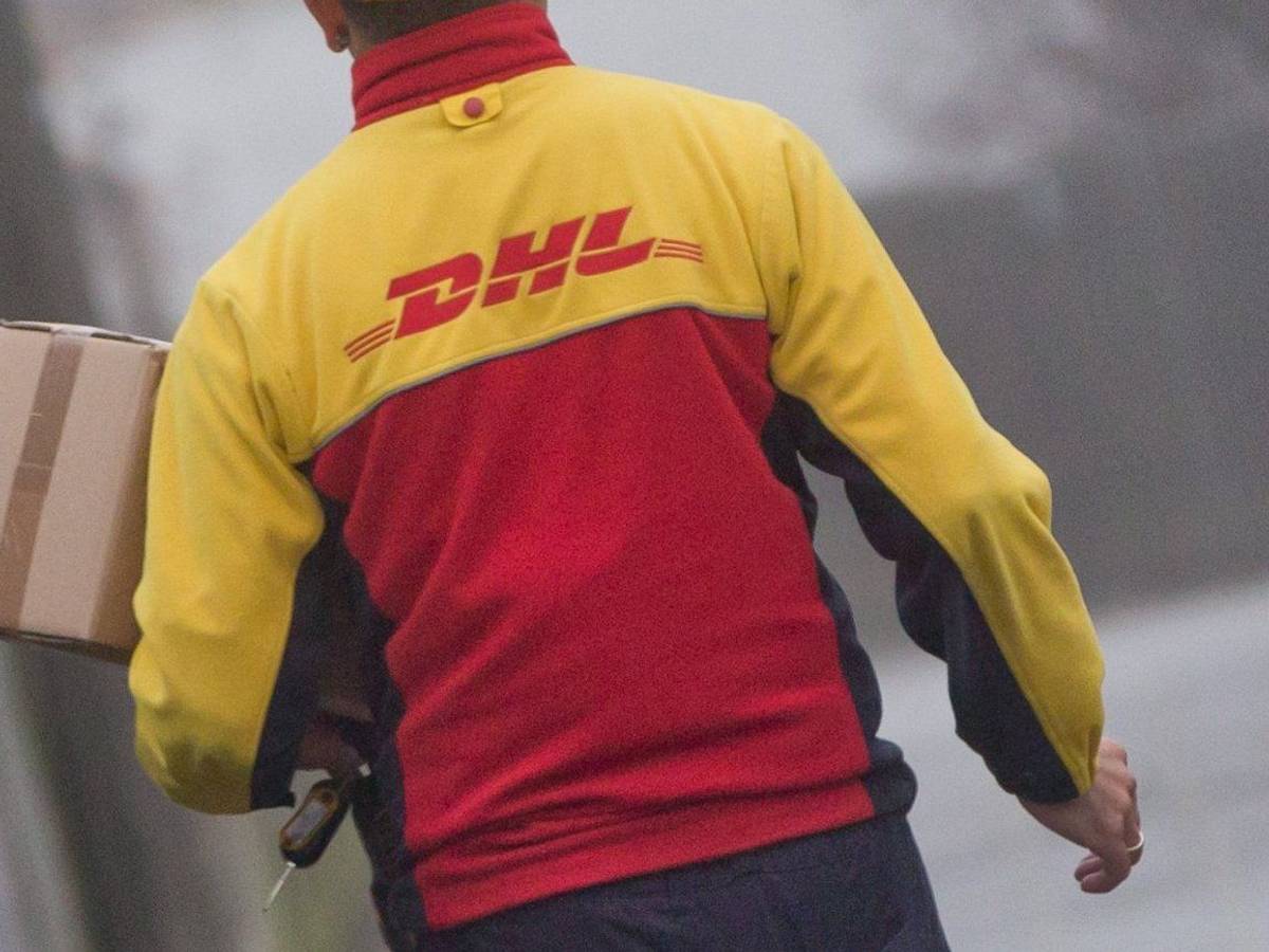 Ein DHL-Paketzusteller liefert am 09.12.2014 in seinem Zustellbezirk in Nürnberg (Bayern) Sendungen aus.