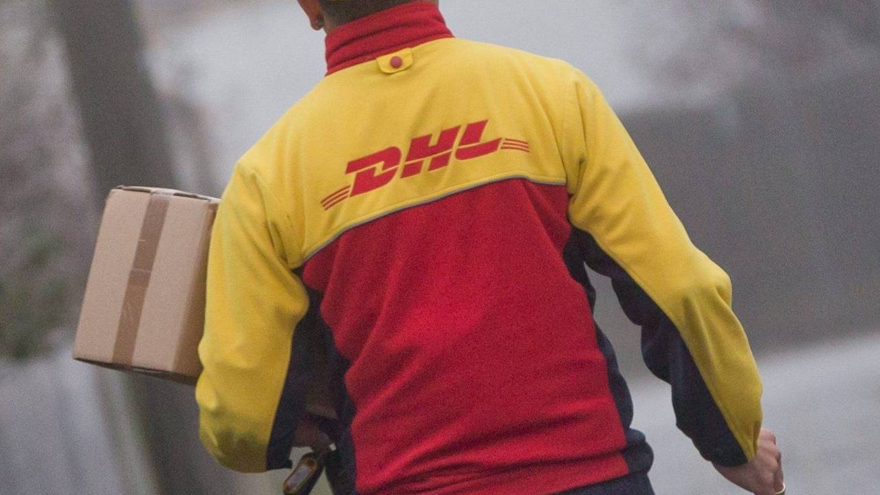 Ein DHL-Paketzusteller liefert am 09.12.2014 in seinem Zustellbezirk in Nürnberg (Bayern) Sendungen aus.