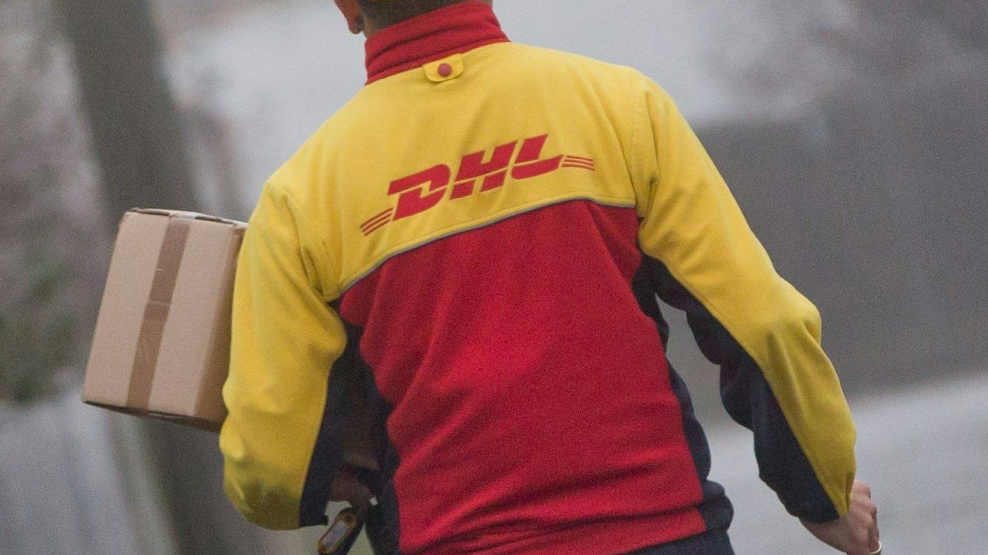 Ein DHL-Paketzusteller liefert am 09.12.2014 in seinem Zustellbezirk in Nürnberg (Bayern) Sendungen aus.