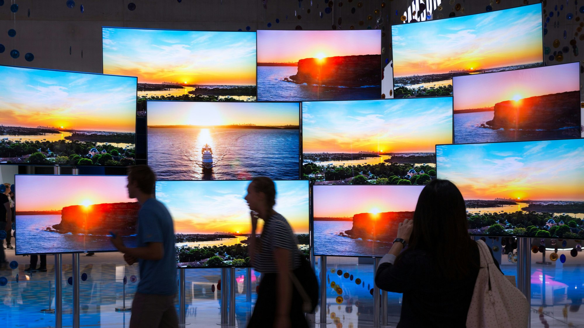 Kunden gehen im September 2016 an einer Auswahl an TV-Geräten vorbei.
