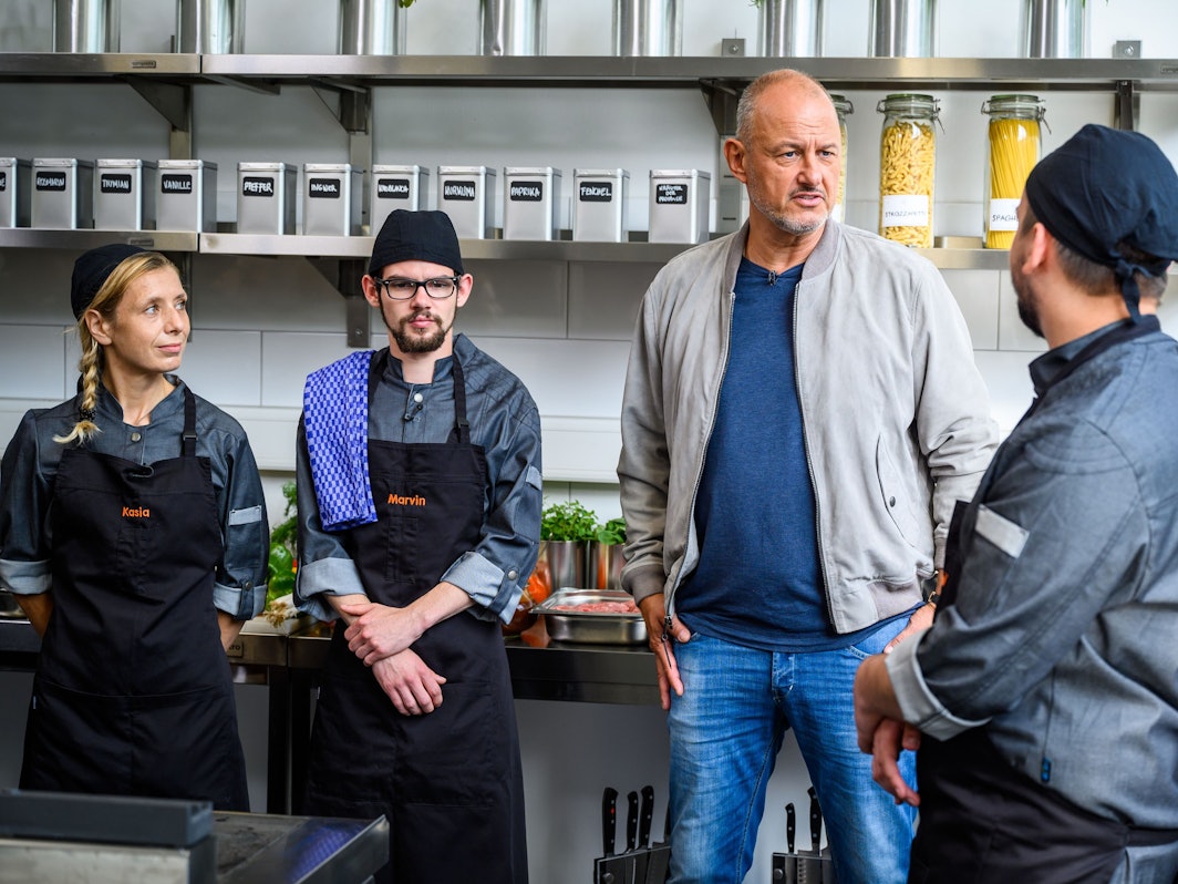 Kasia, Marvin und Dominik (rechts) gehören momentan zu Frank Rosins (zweiter von rechts) Musterschülern.