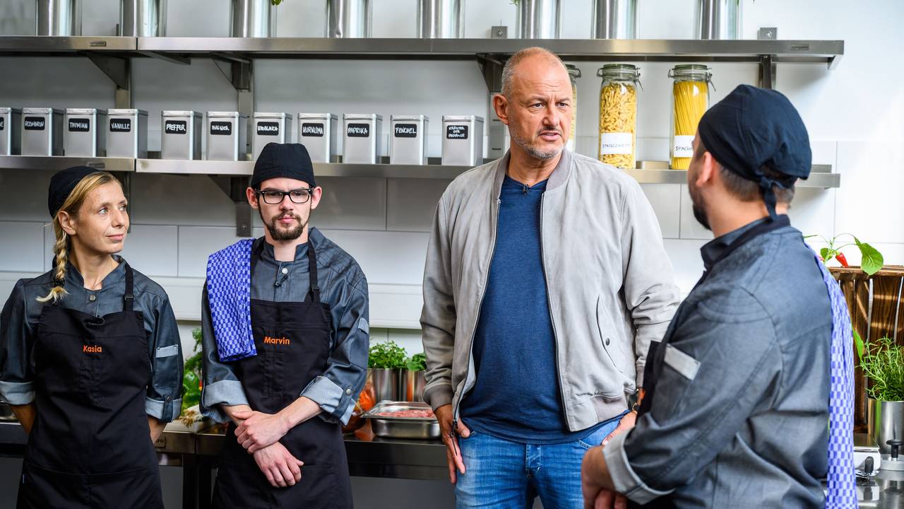 Kasia, Marvin und Dominik (rechts) gehören momentan zu Frank Rosins (zweiter von rechts) Musterschülern.