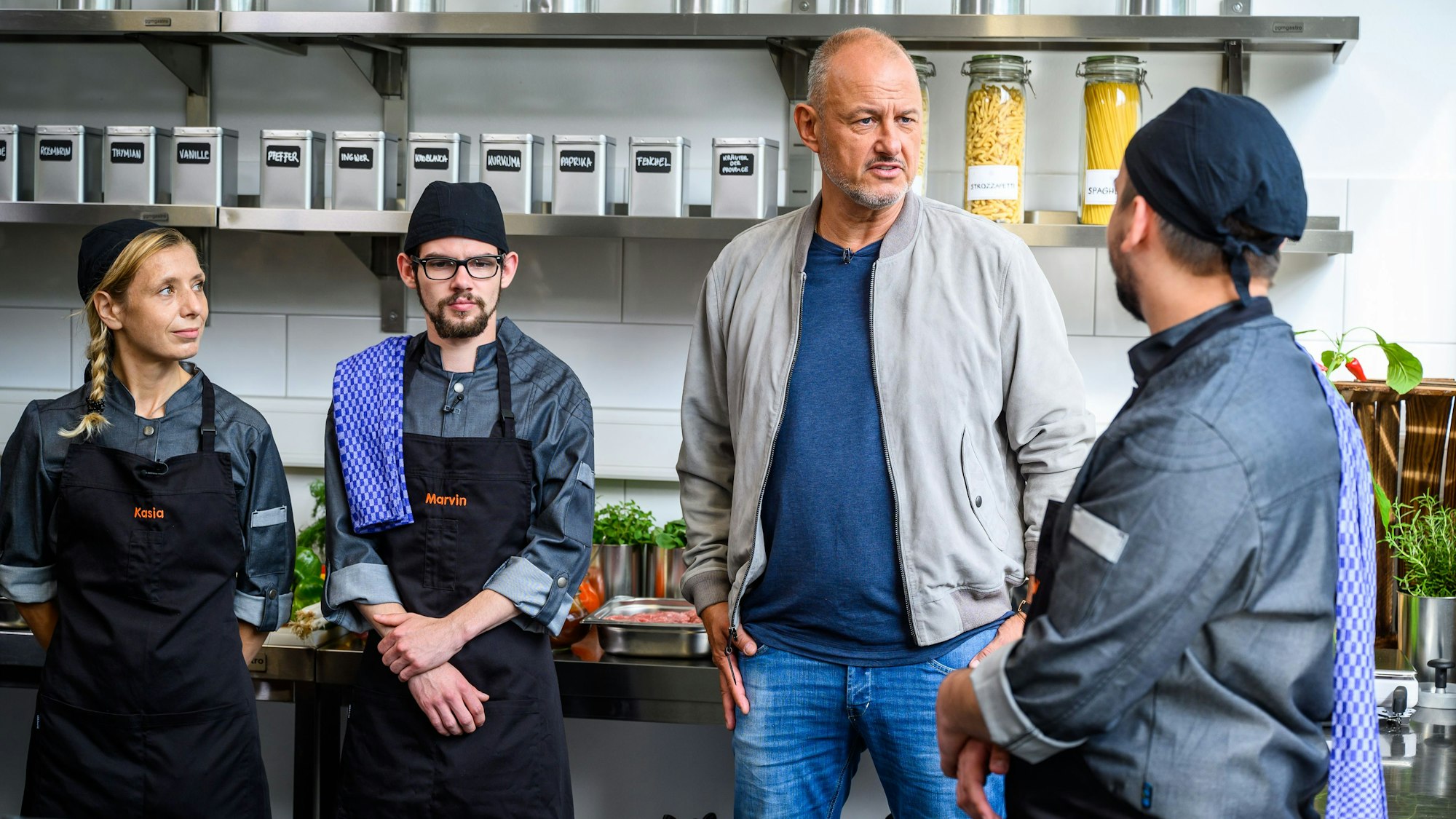 Kasia, Marvin und Dominik (rechts) gehören momentan zu Frank Rosins (zweiter von rechts) Musterschülern.