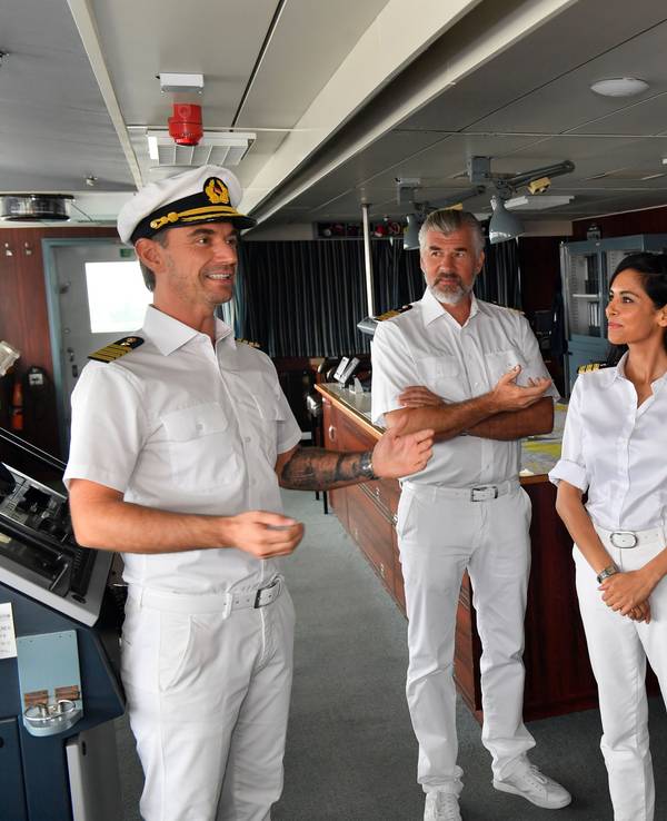 „Traumschiff“-Crew: Kapitän Max Parger (Florian Silbereisen, l), Staff-Kapitän Martin Grimm (Daniel Morgenroth, 2.v.l), Dr. Jessica Delgado (Collien Ulmen-Fernandes, M), Oskar (Harald Schmidt, 2.v.r) und Hanna Liebhold (Barbara Wussow, r).
