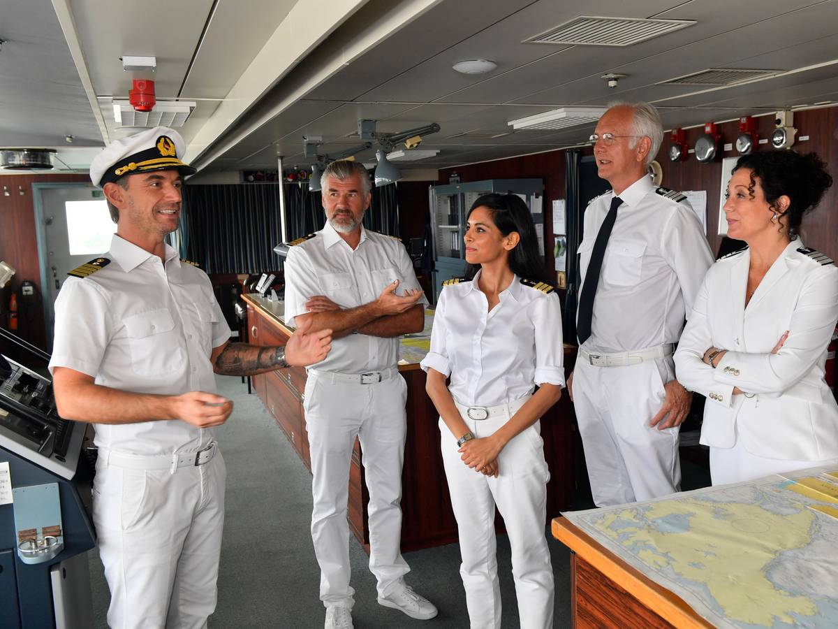 „Traumschiff“-Crew: Kapitän Max Parger (Florian Silbereisen, l), Staff-Kapitän Martin Grimm (Daniel Morgenroth, 2.v.l), Dr. Jessica Delgado (Collien Ulmen-Fernandes, M), Oskar (Harald Schmidt, 2.v.r) und Hanna Liebhold (Barbara Wussow, r).