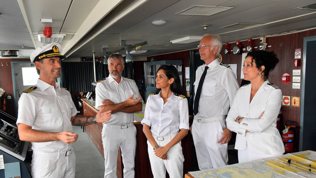 „Traumschiff“-Crew: Kapitän Max Parger (Florian Silbereisen, l), Staff-Kapitän Martin Grimm (Daniel Morgenroth, 2.v.l), Dr. Jessica Delgado (Collien Ulmen-Fernandes, M), Oskar (Harald Schmidt, 2.v.r) und Hanna Liebhold (Barbara Wussow, r).