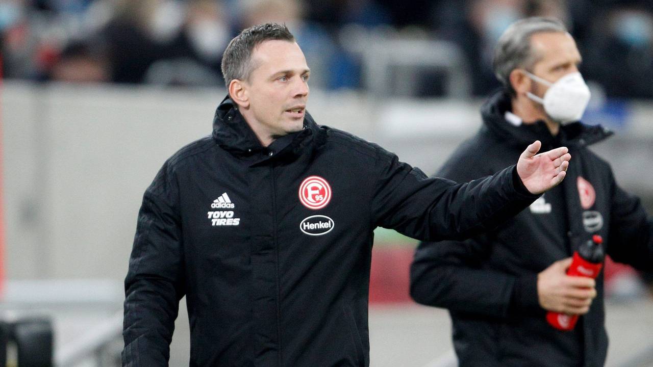 Christian Preußer steht bei Fortuna Düsseldorf am Spielfeldrand.