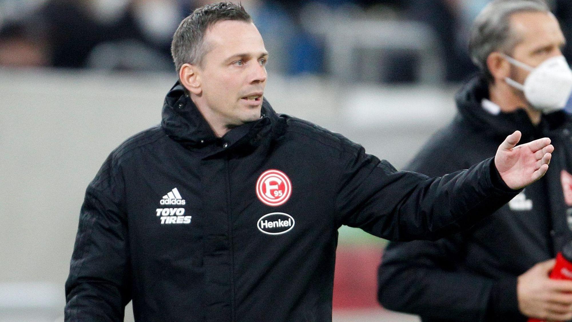 Christian Preußer steht bei Fortuna Düsseldorf am Spielfeldrand.