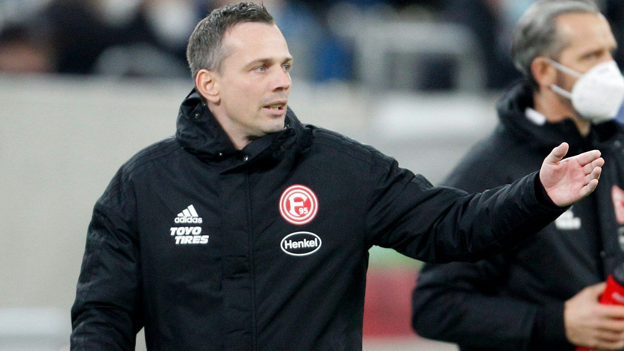 Christian Preußer steht bei Fortuna Düsseldorf am Spielfeldrand.