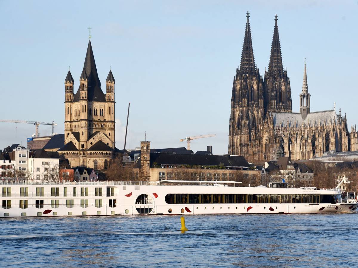 Köln: Das linke Rheinufer im Sonnenlicht