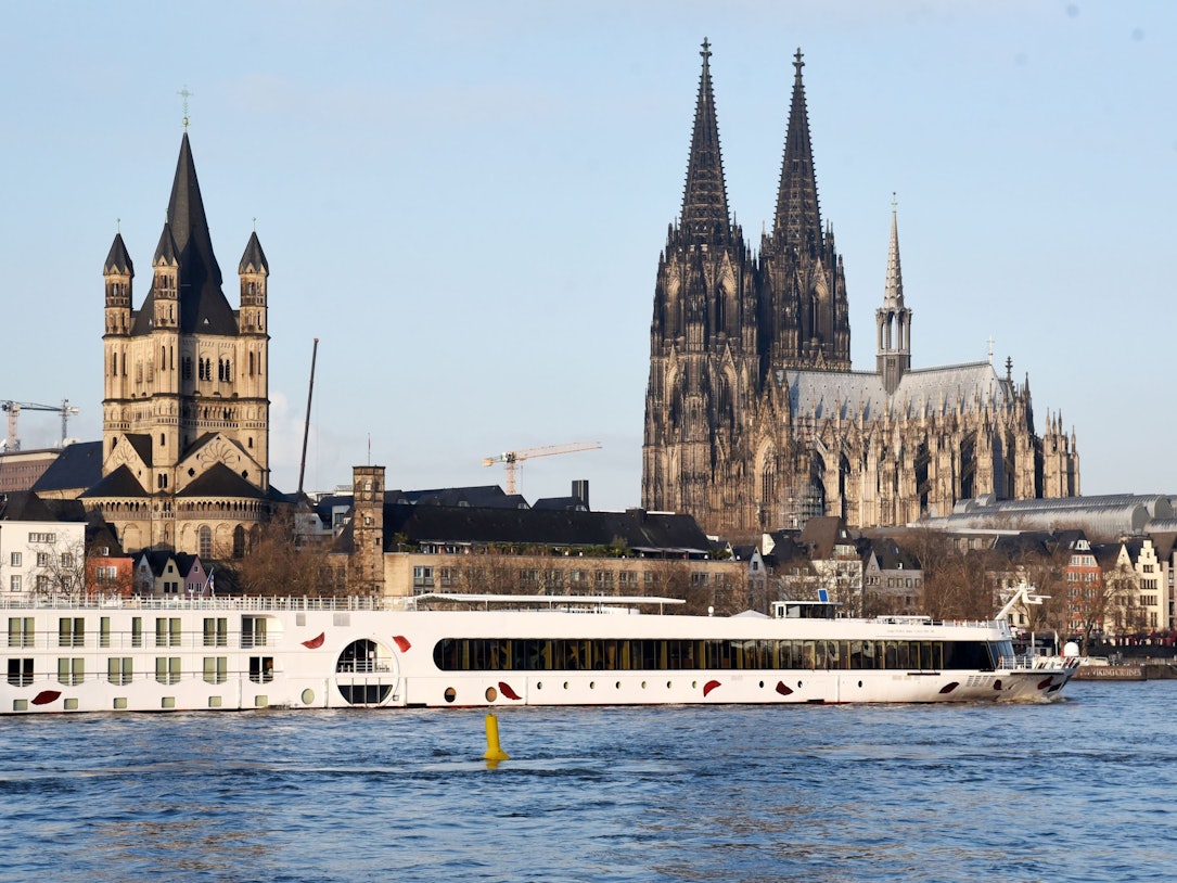 Köln: Das linke Rheinufer im Sonnenlicht