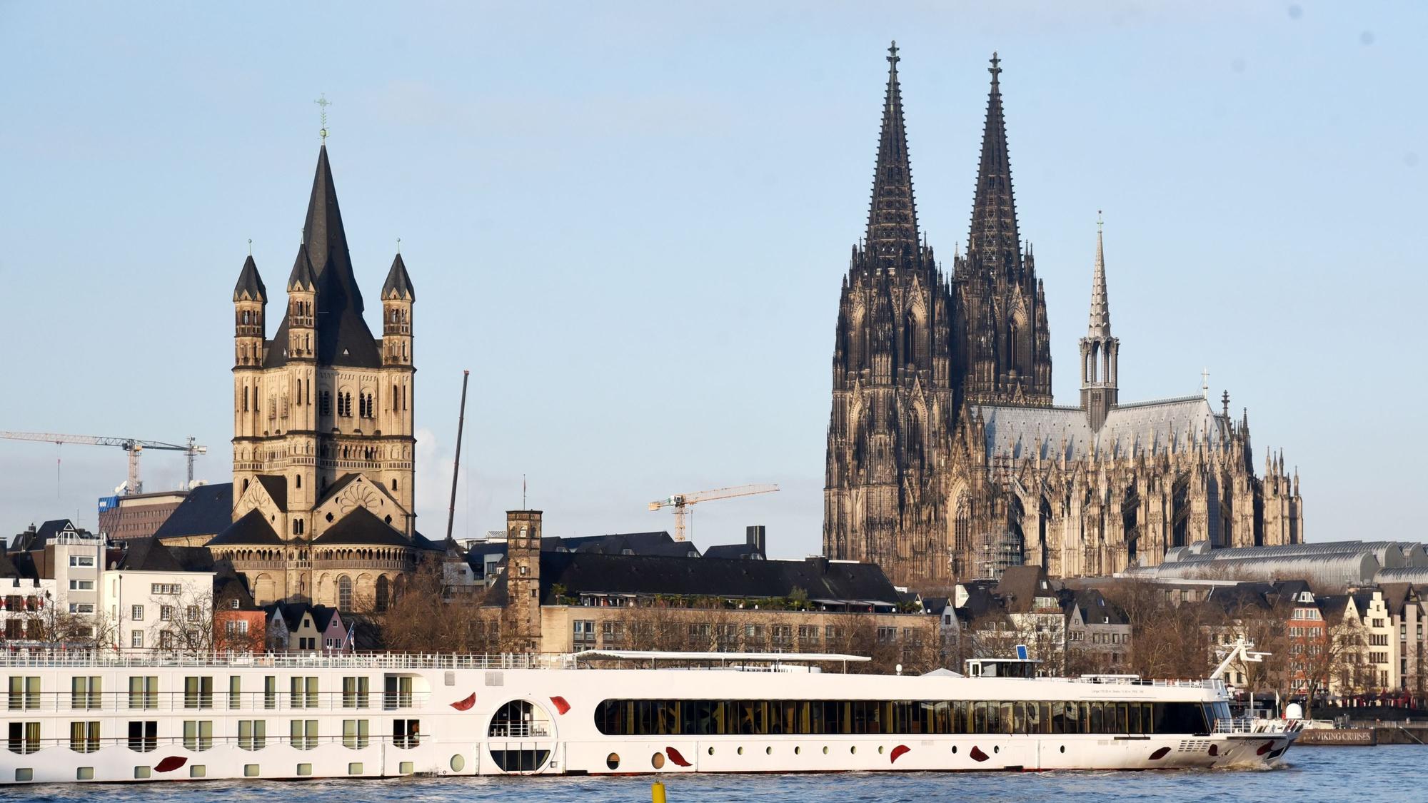 Köln: Das linke Rheinufer im Sonnenlicht