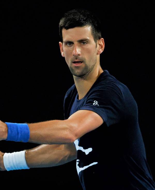 Novak Djokovic im Training mit Tennisschläger in der Hand