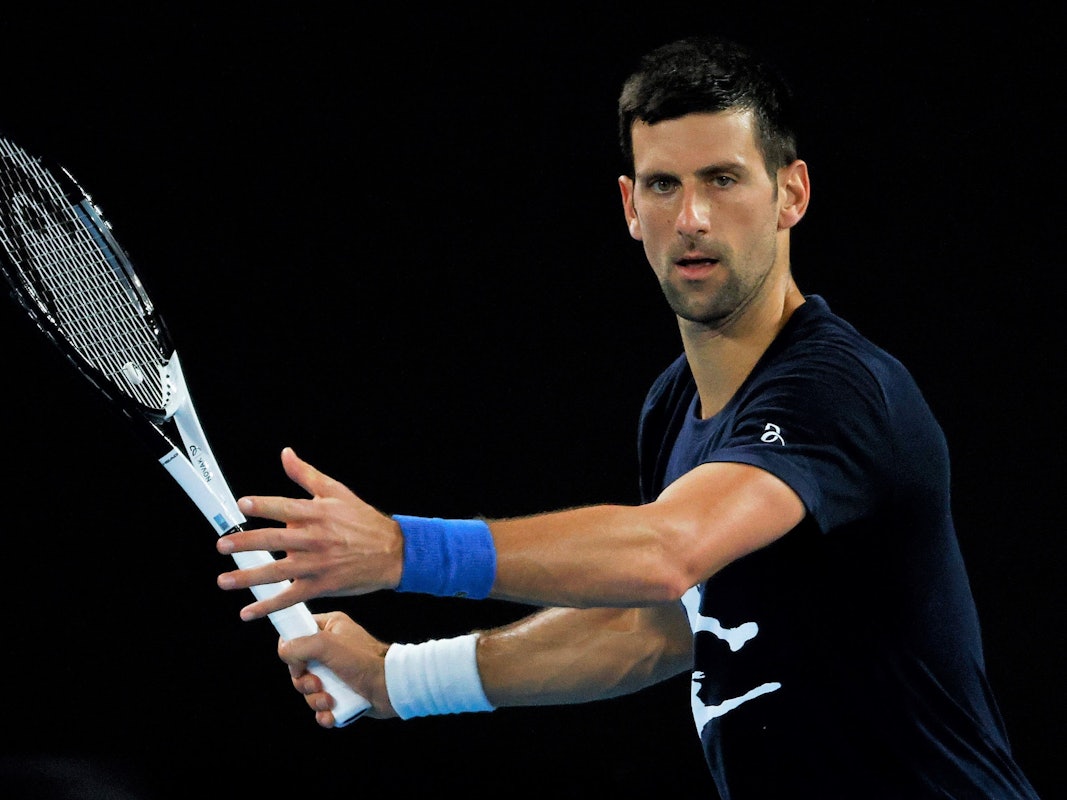 Novak Djokovic im Training mit Tennisschläger in der Hand