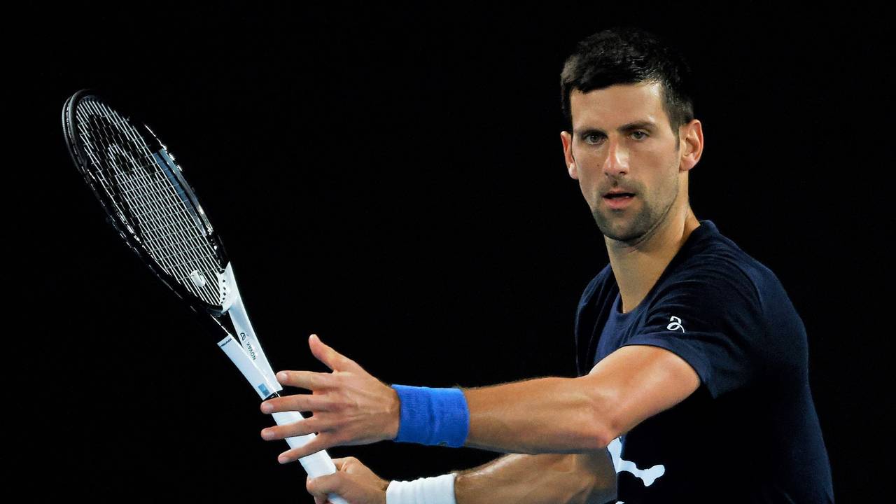 Novak Djokovic im Training mit Tennisschläger in der Hand