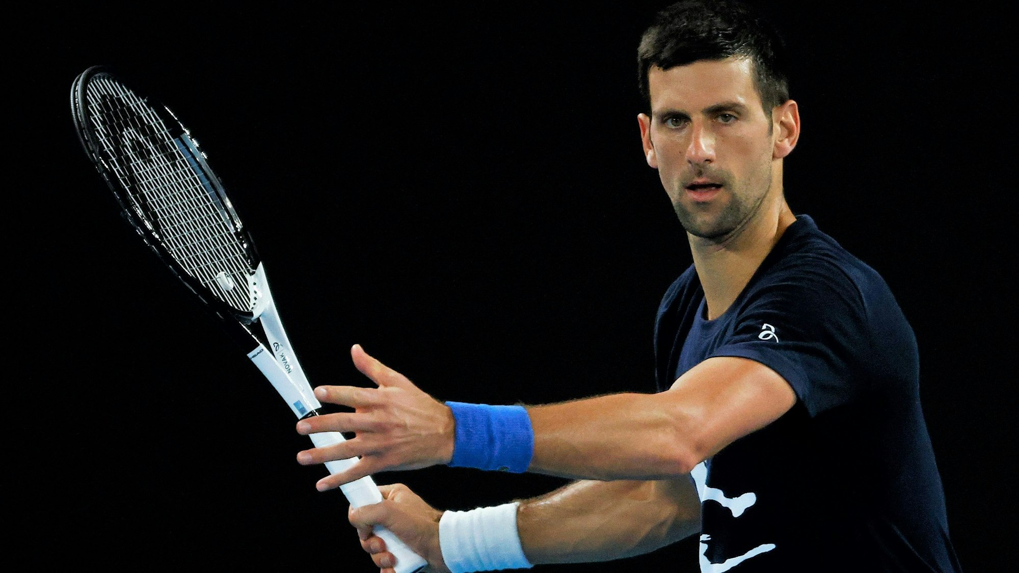 Novak Djokovic im Training mit Tennisschläger in der Hand