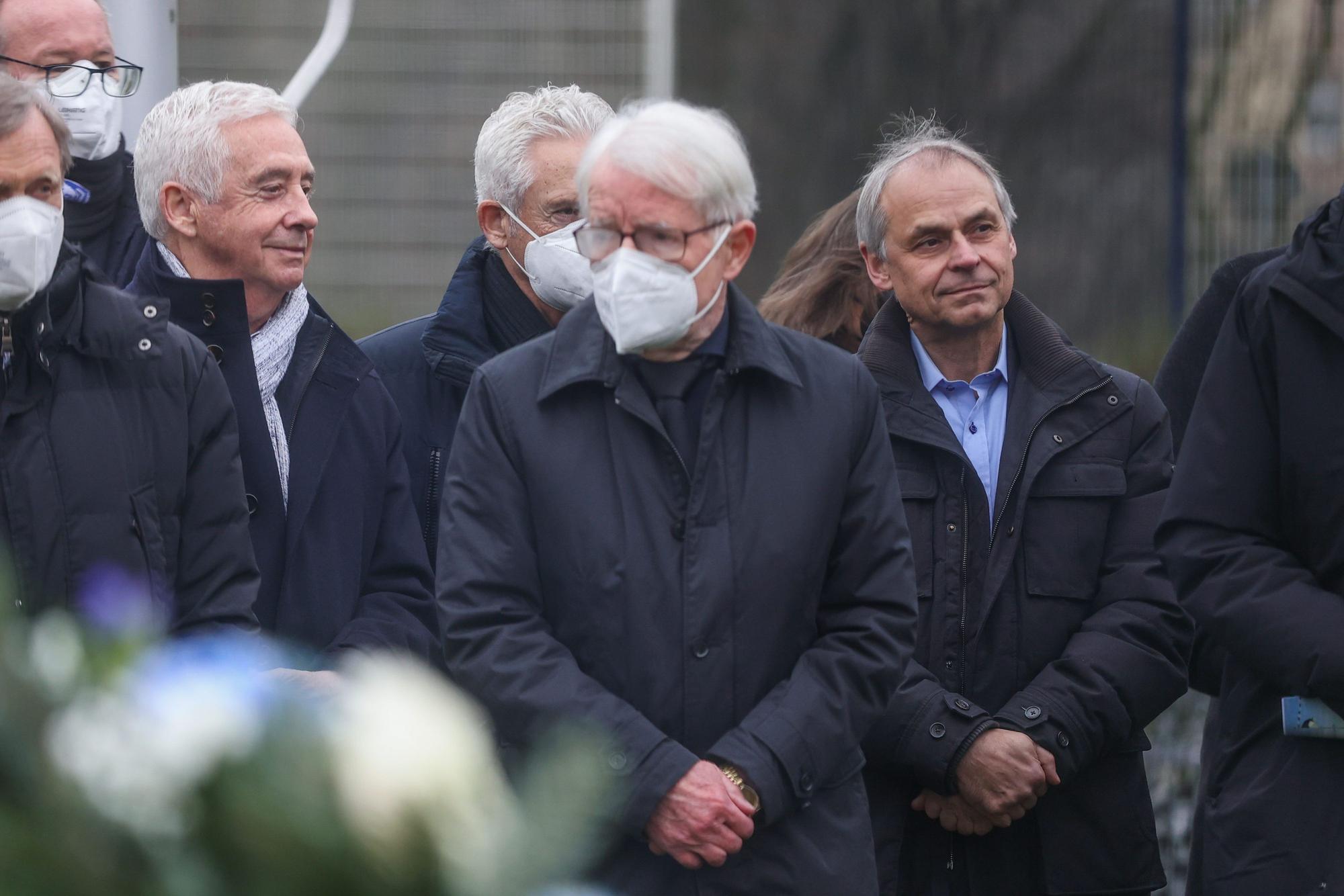 Schalkes Helmut Kremers (l-r), Reinhard Rauball und Schalkes Olaf Thon stehen gemeinsam am Grab von Reinhard Libuda. Nach dem Ende der Liegezeit von 25 Jahren erhält der frühere Schalker Stürmer Reinhard Stan Libuda nun doch eine neue letzte Ruhestätte auf dem Fan-Feld.